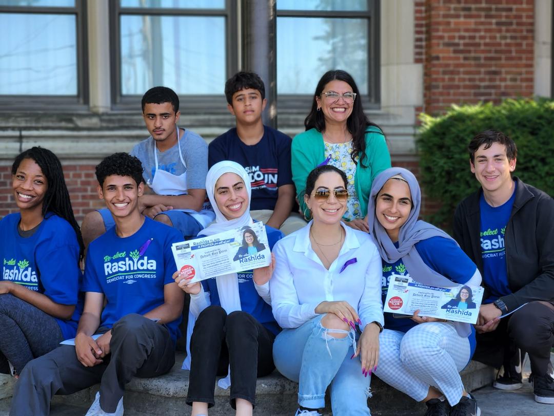 طليب من عدد من مناصريها